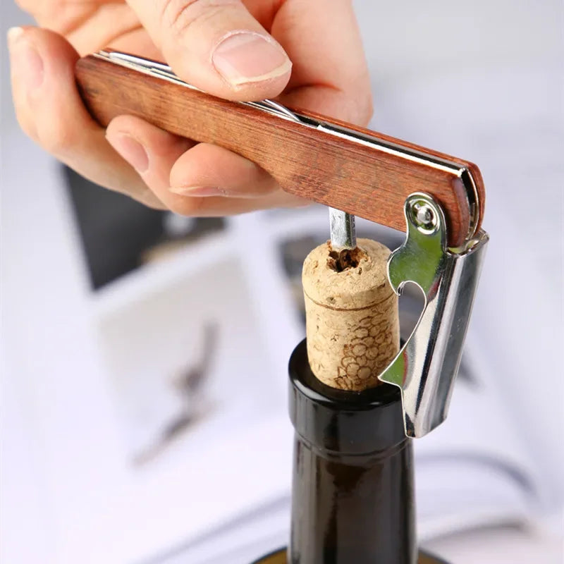 Limonadier qui ouvre une bouteille de vin