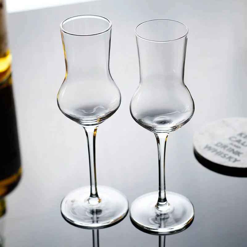 Deux verres tulipe sur un bar