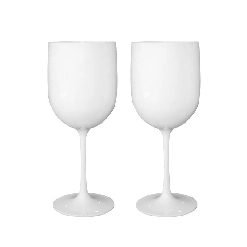 Deux verres à vin en plastique de couleur blanc
