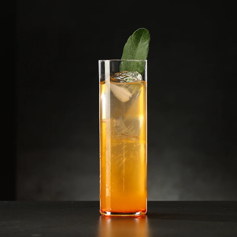 Un cocktail avec menthe dans verre long drink