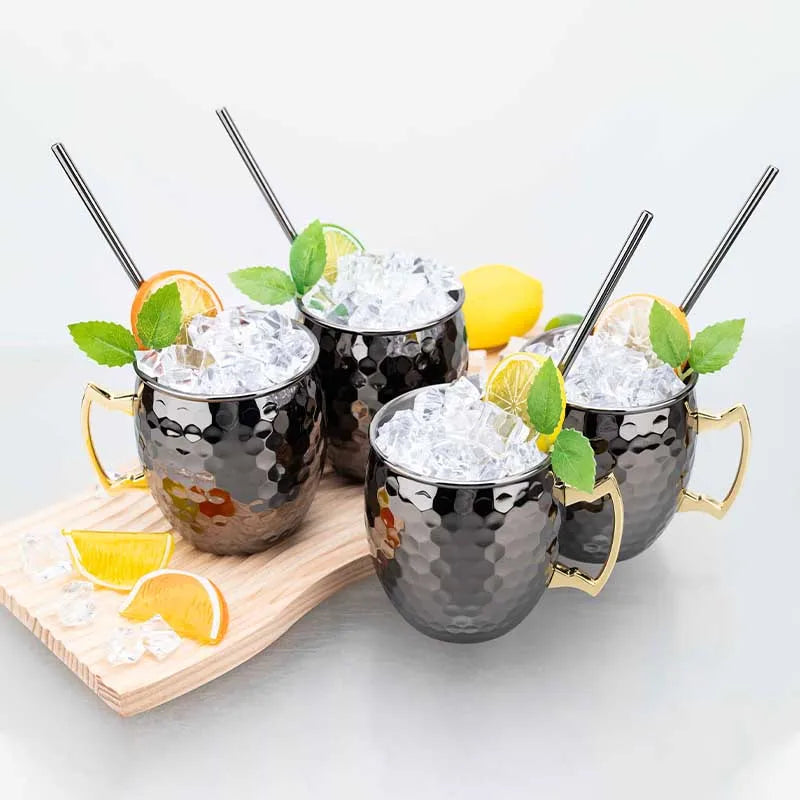 4 verres à moscow mule sur planche de bar