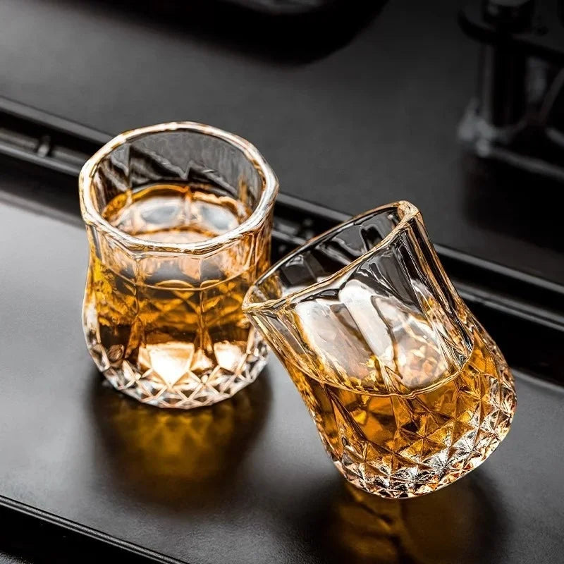Deux verres liqueur avec whisky