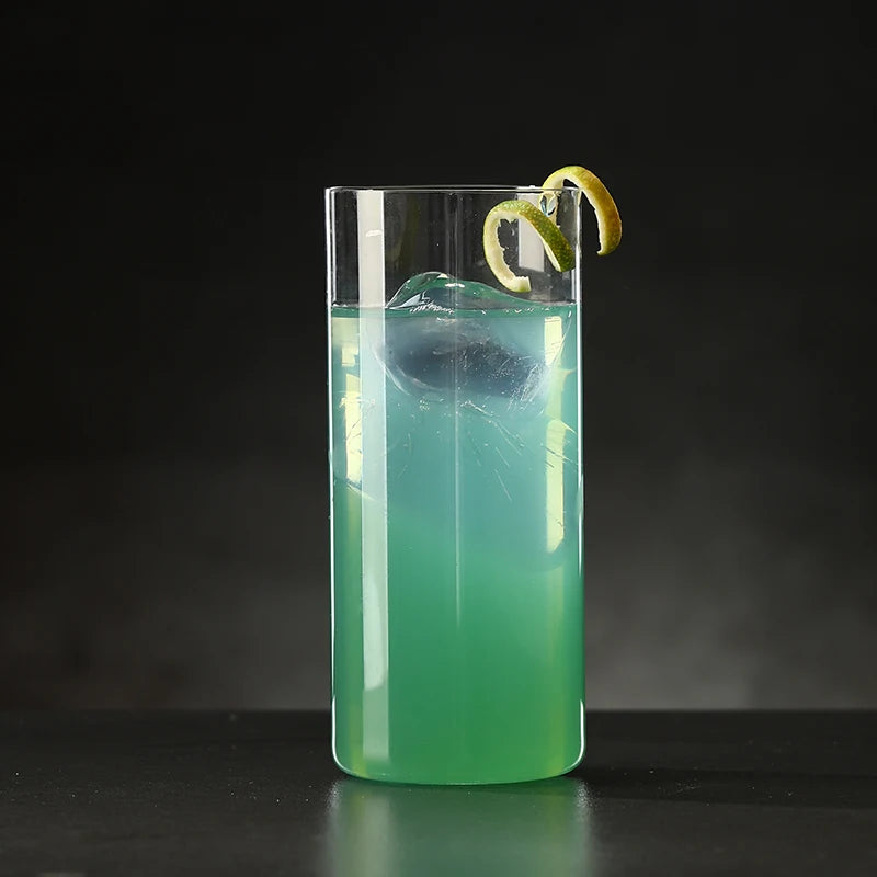 Un verre à cocktail long drink large et haut