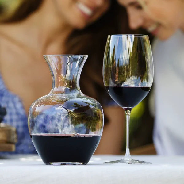 Pichet de vin et verre de vin