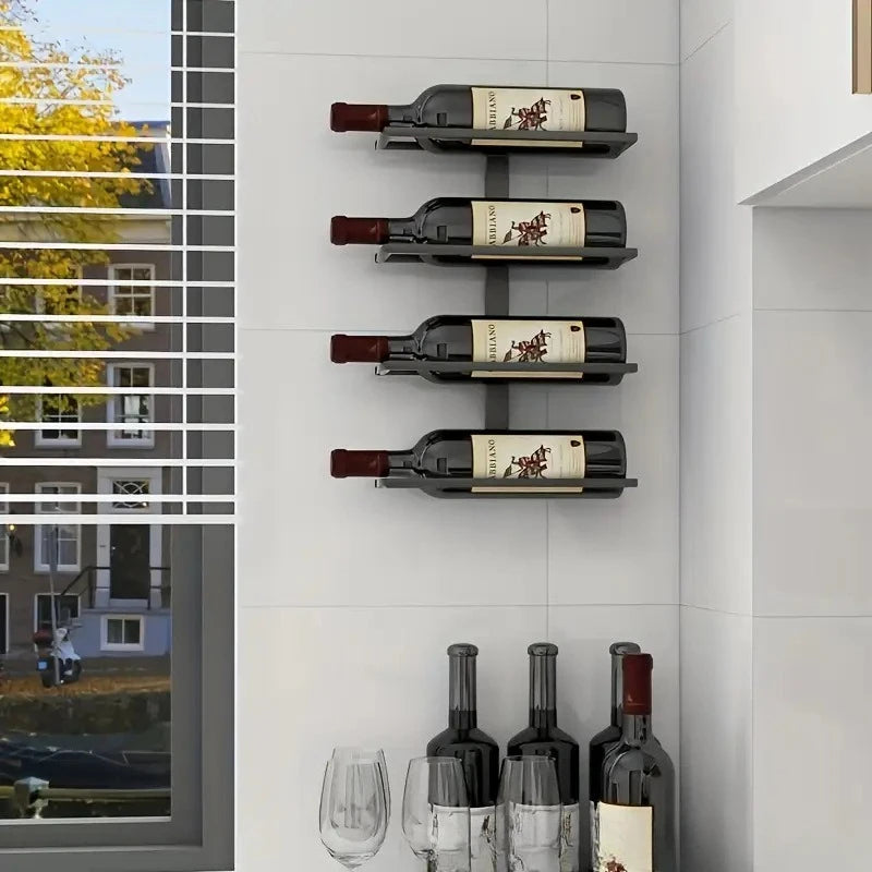 4 bouteilles sur un porte bouteille mural