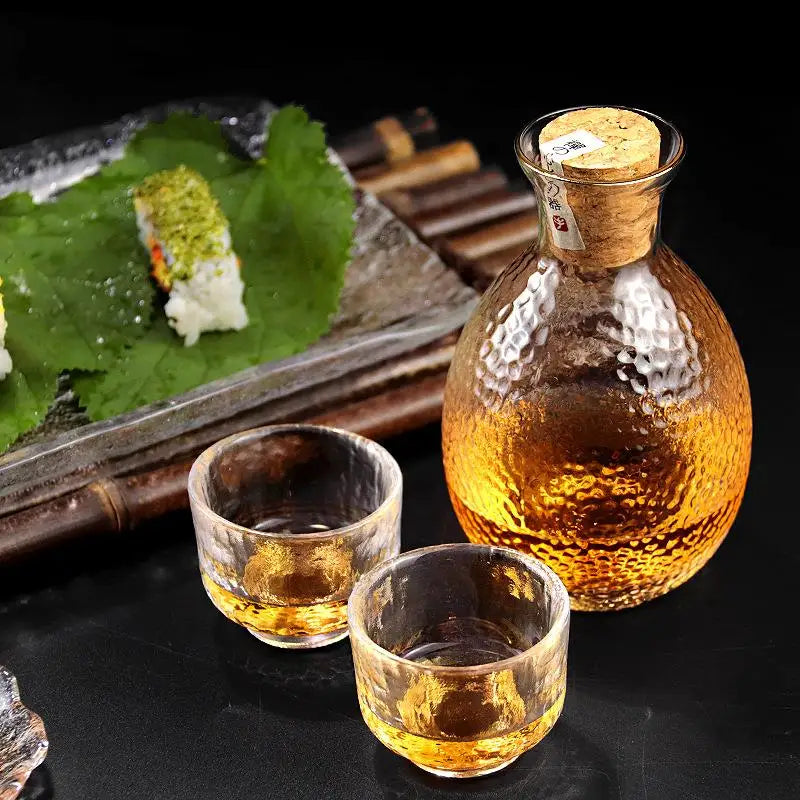 Une carafe sake et deux verres sake