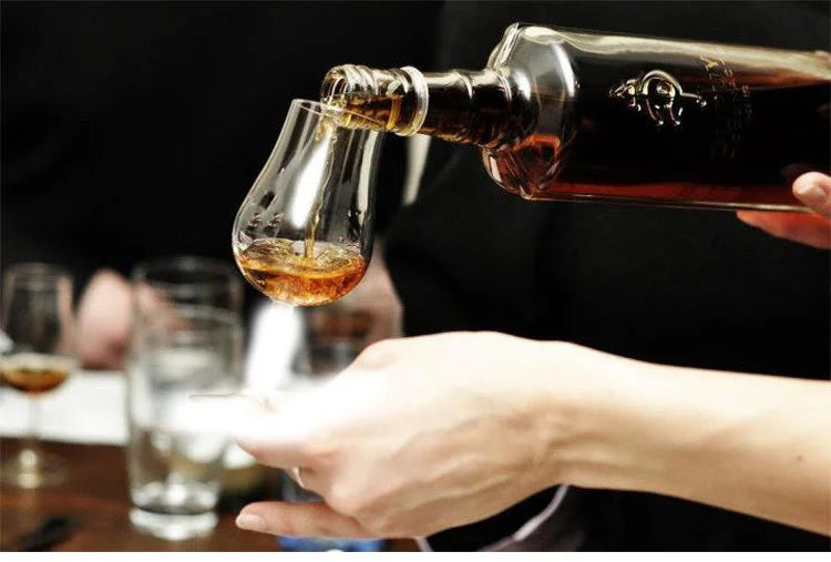 Sommelier avec le verre à whisky