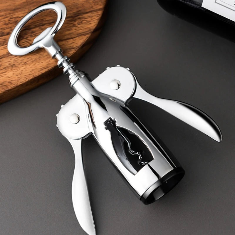 Tire-bouchon manuel classique sur une table