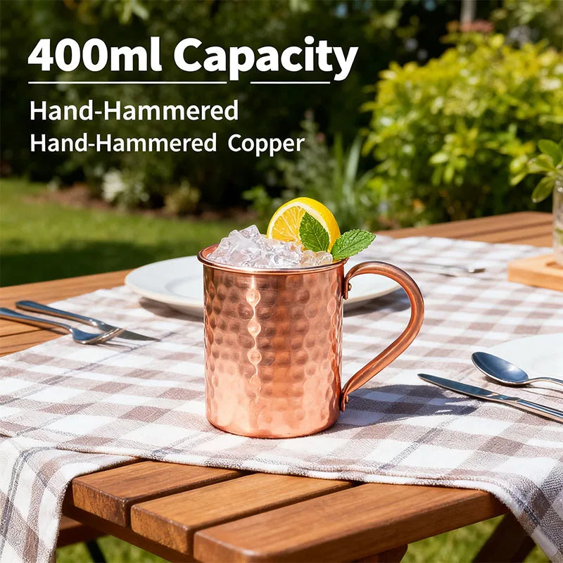 Un verre moscow mule sur une table de bois