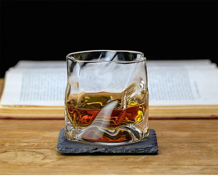 Verre à whisky japonais sur une table en bois avec un livre