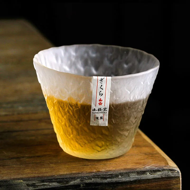 Verre à whisky japonais sur une table rustique