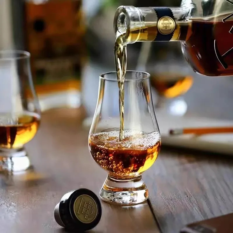 Un_verre_a_whisky_style_Glencairn_avec_une_bouteille_de_whisky