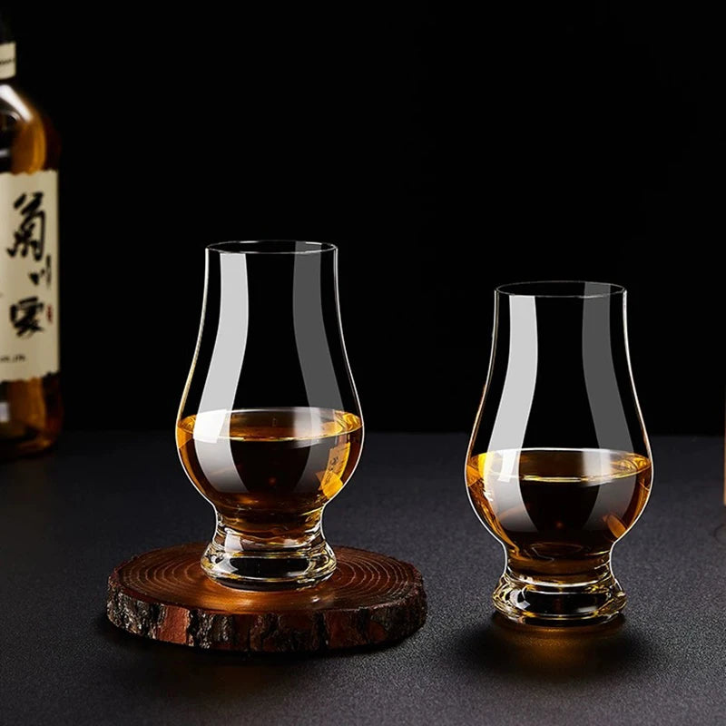 Deux verres a whisky style Glencairn sur un sous verre en bois