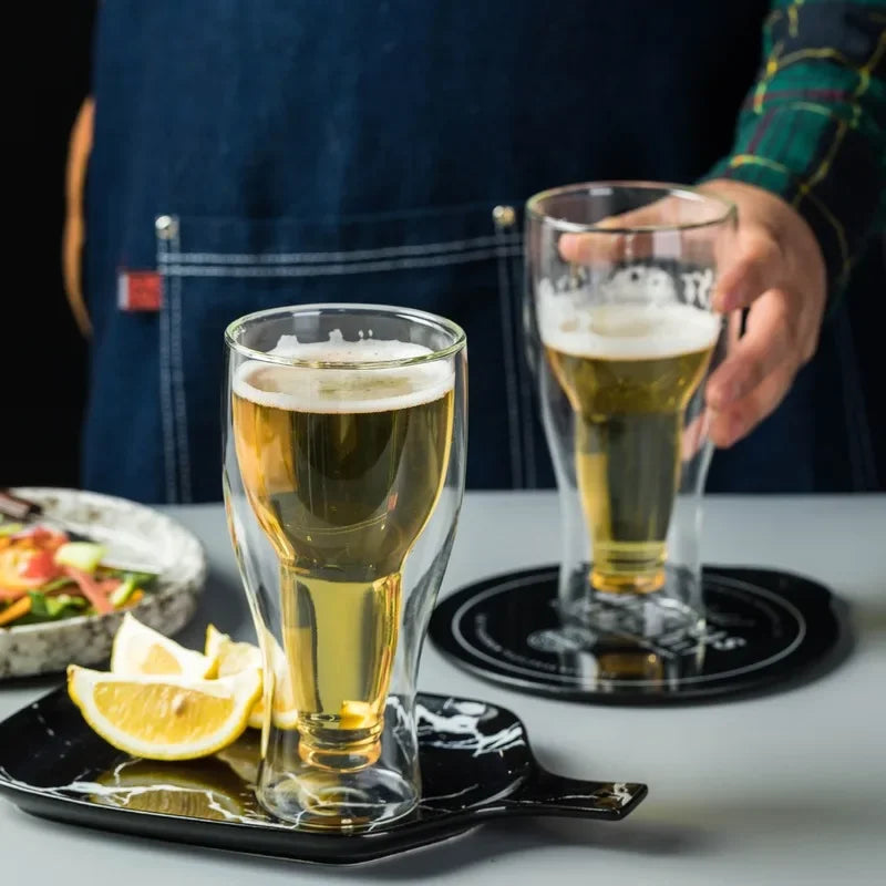 deux verres à bières sur une table