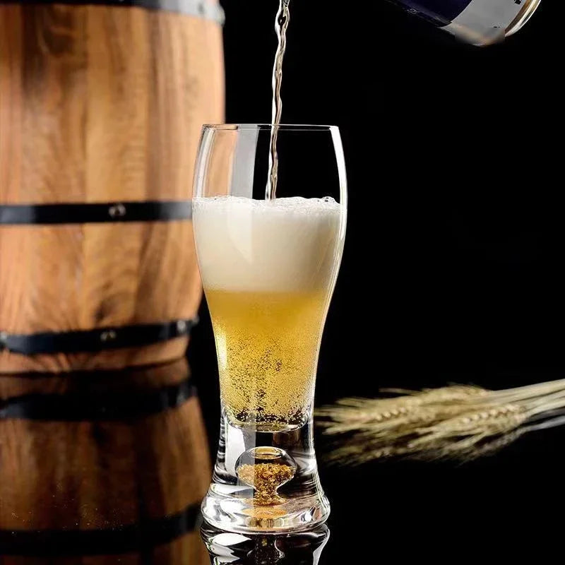 Un verre à bière avec une bière blonde
