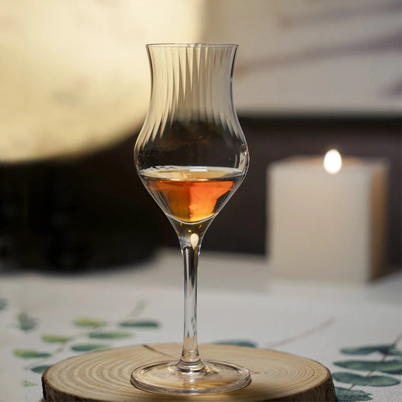 Verre tulipe professionnelle sur sous bock en bois