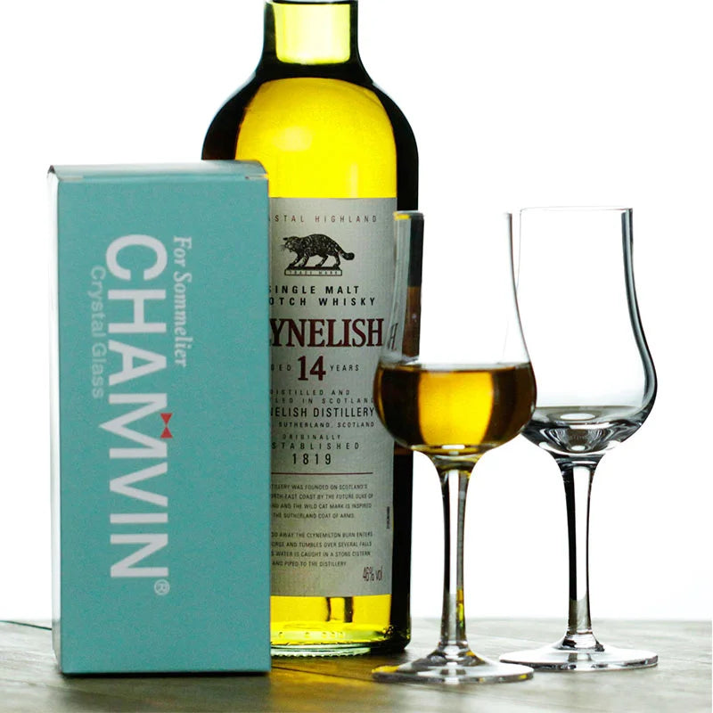 Deux verre et une bouteille de whisky