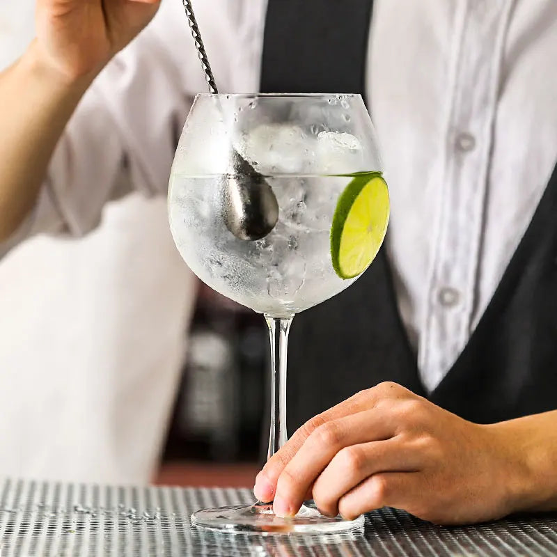 Un barman qui prépare un gin tonic
