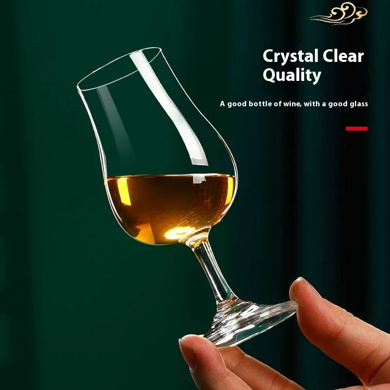 Un barman qui analyse un verre à liqueur