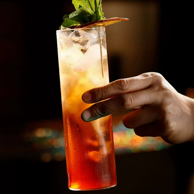 Un verre long drink avec un cocktail margarita