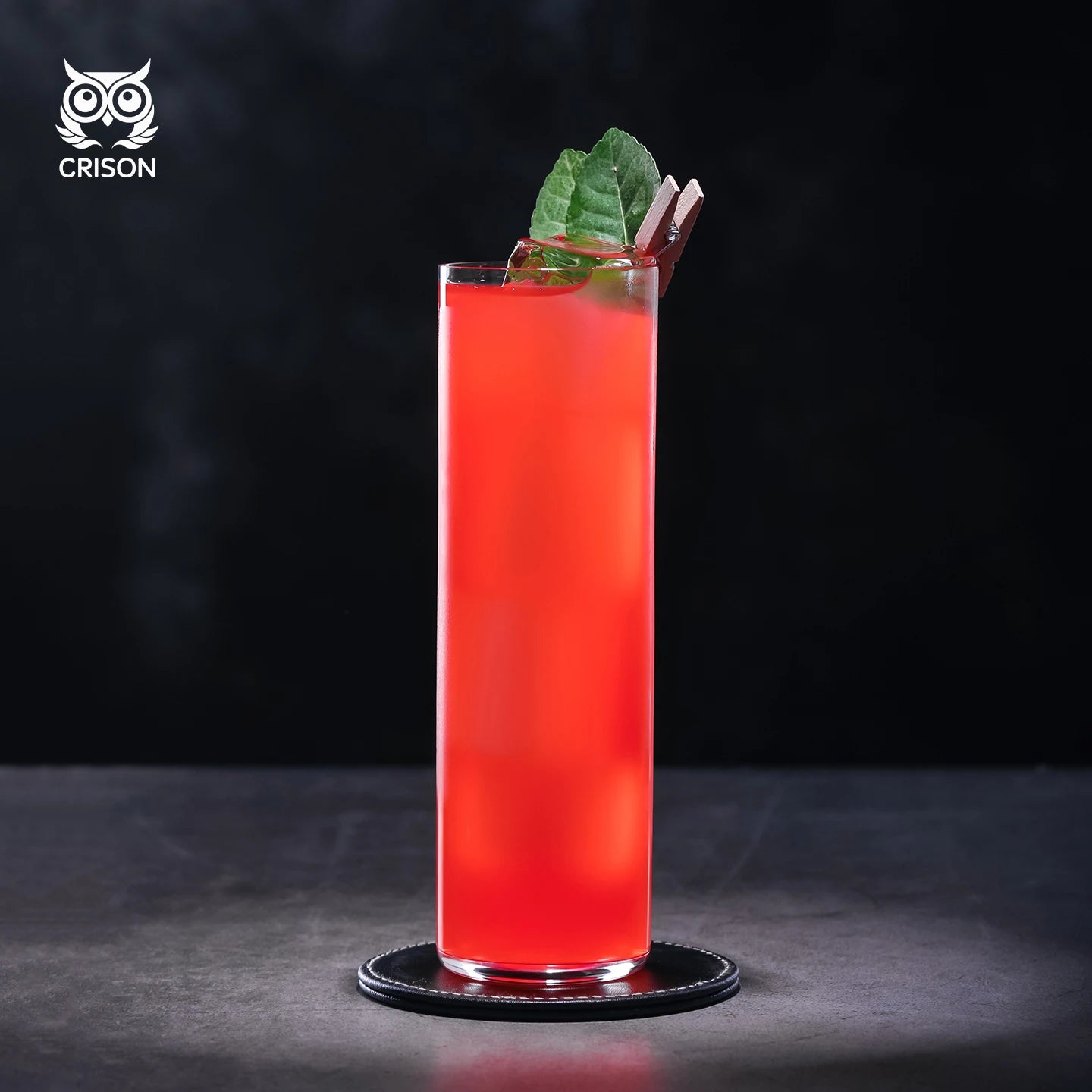 Un verre long drink avec un cocktail fizz