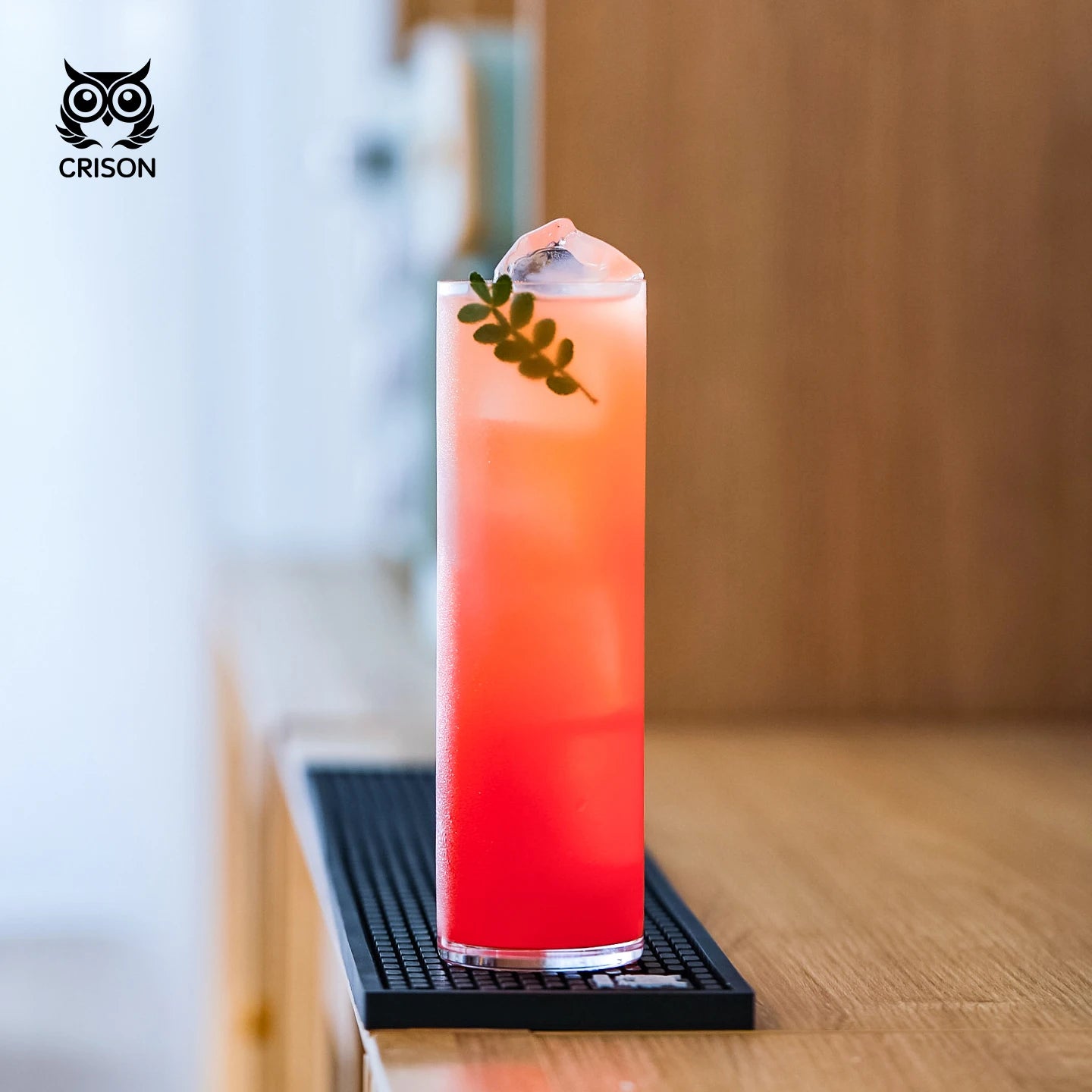 Un cocktail rouge dans un verre long drink