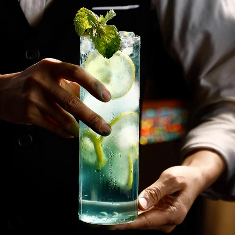 Verre long drink sur une table de bar