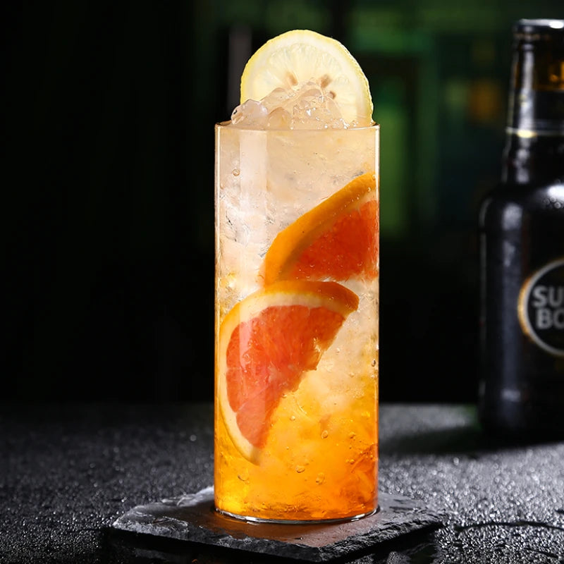 Un verre long drink avec des glaçons dedans