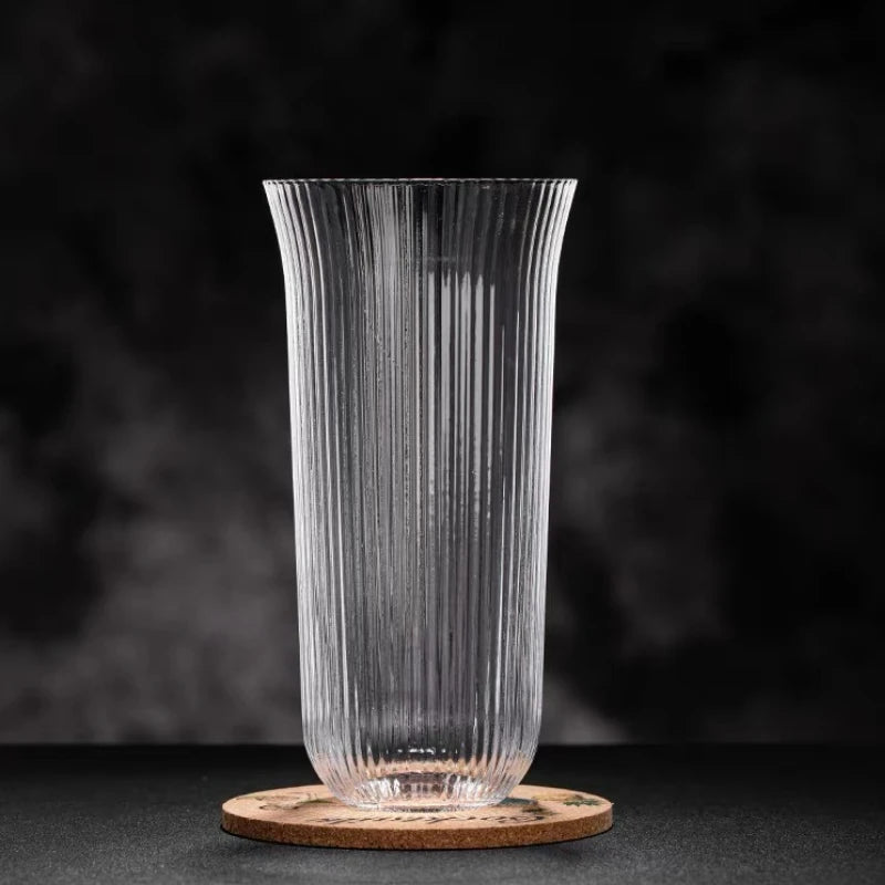 Un verre long drink évasé en haut