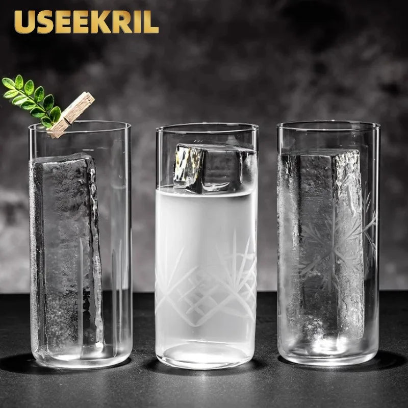 3 verres long drink avec des glaçons