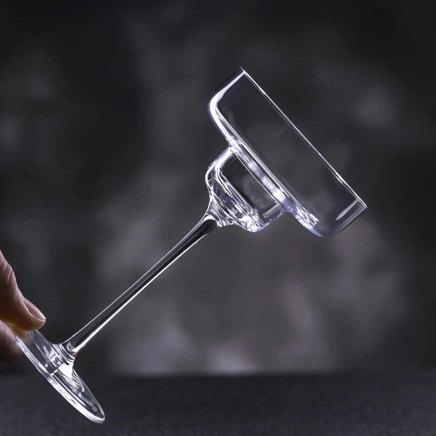 Verre bartender vide dans une main d'homme