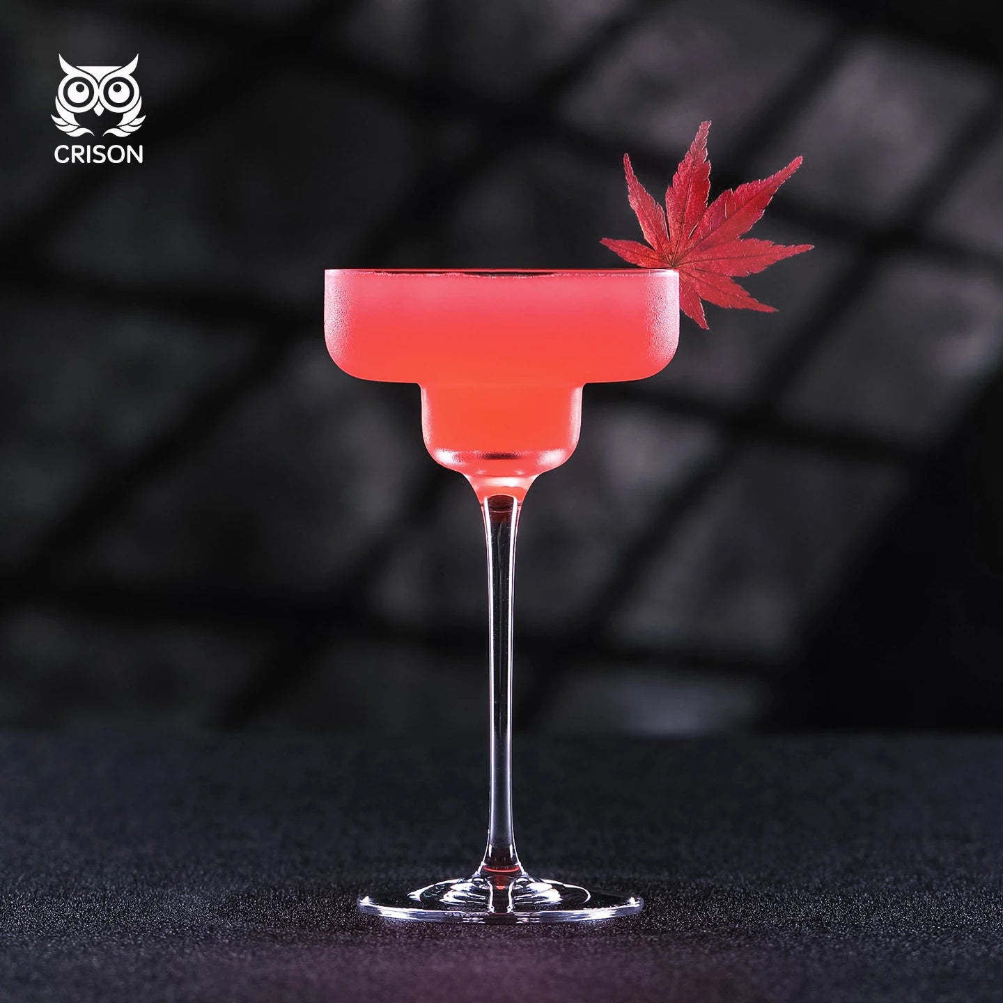 Verre margarita avec un cocktail et une décoration ur la paroi