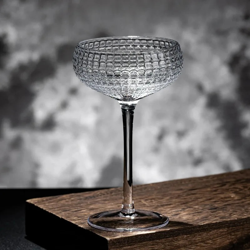 Un verre à margarita vide sur un comptoir