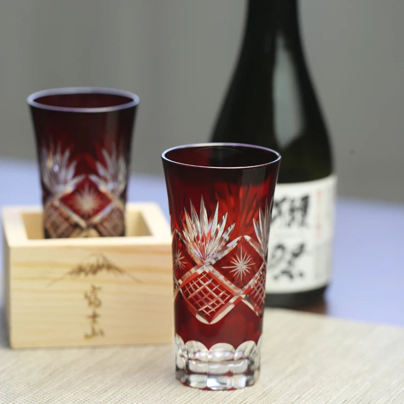 un verre a sake rouge