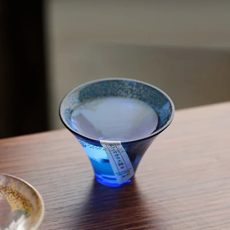Un verre a sake de couleur bleu