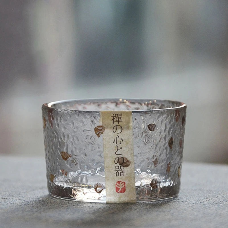 Le verre a sake nara de profil