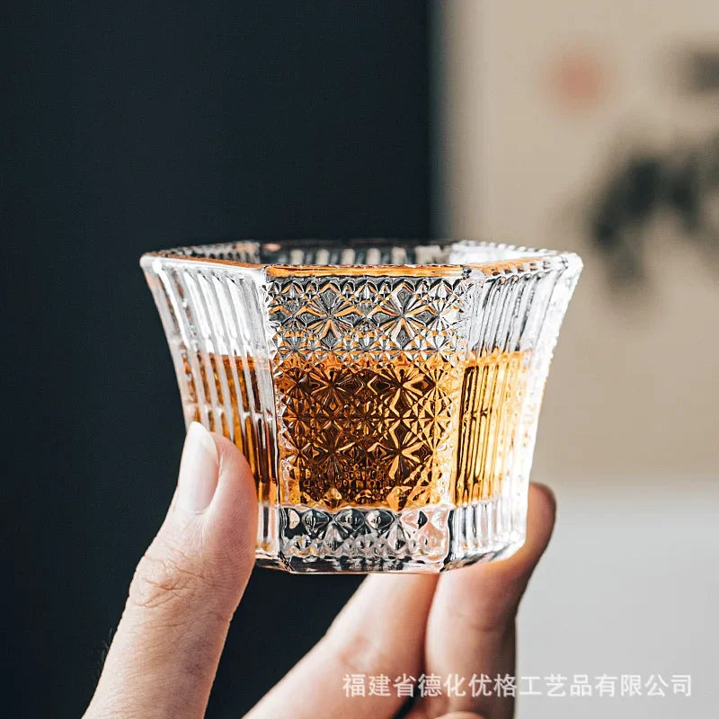 Un verre sake dans la main d'un homme