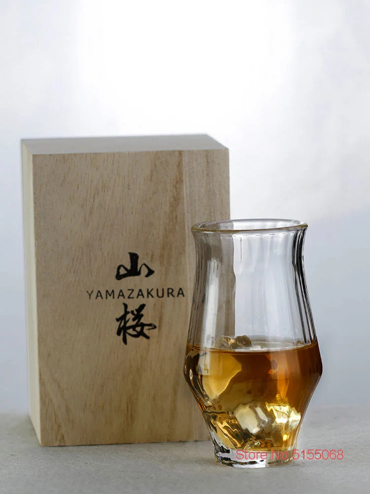 Un verre a sake elegant avec sa boite en bois