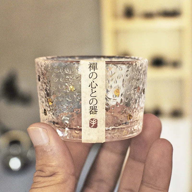 Le verre a sake nara dans une main