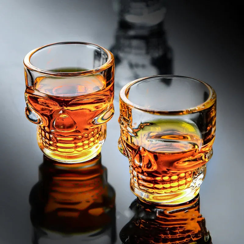 Deux verres shooter en forme de crâne