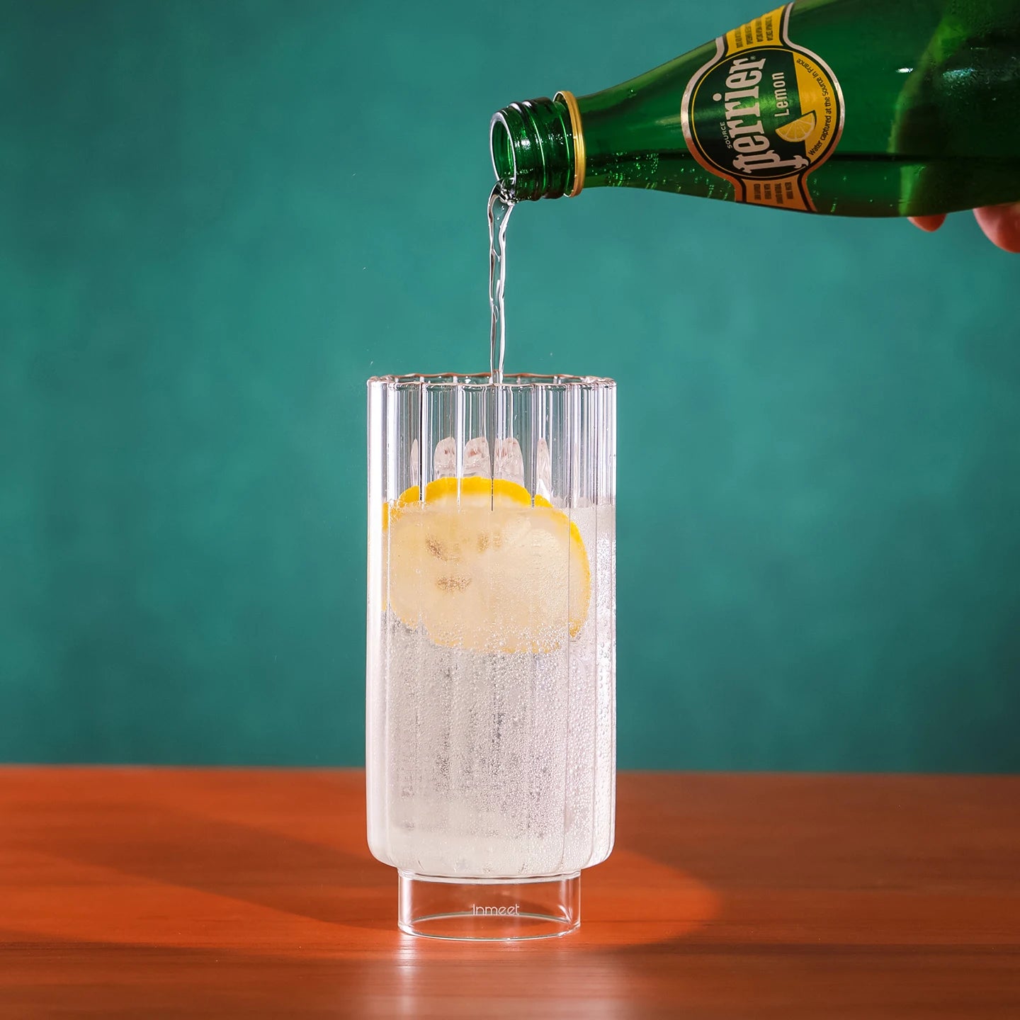 Un verre long drink sur un petit pied