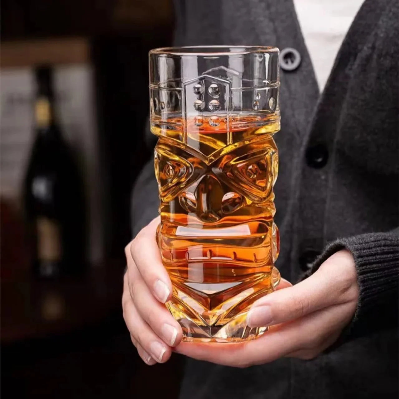 Un verre tiki dans les mains d'une femme