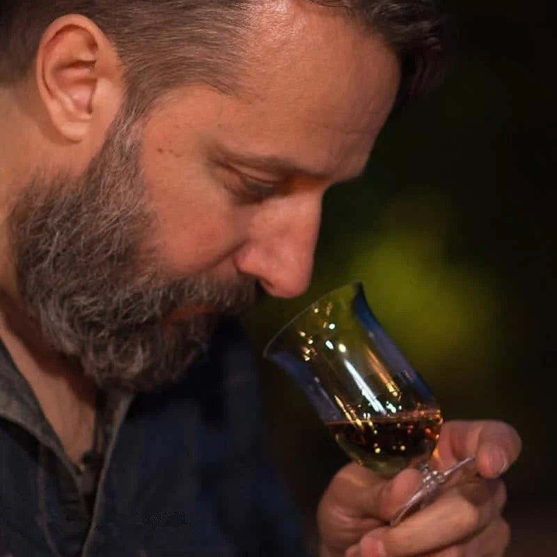 Sommelier avec le verre tulipe