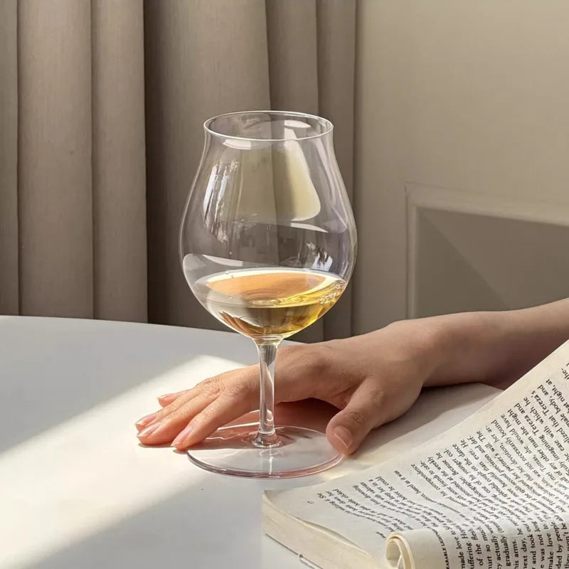 Verre tulipe vin dans les mains d'une femme