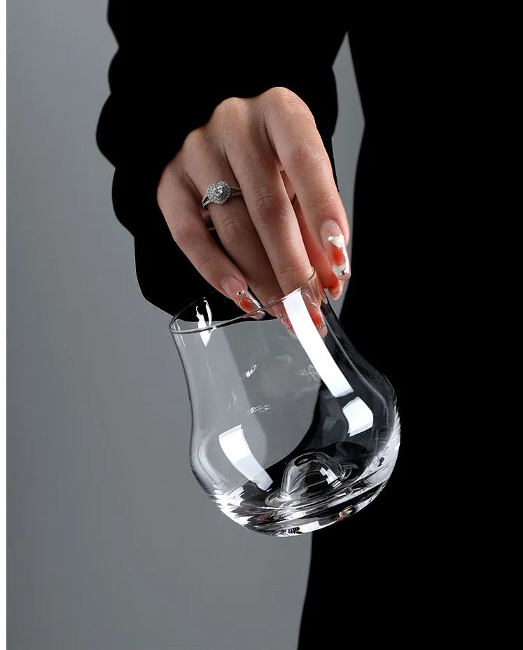Sommelier qui tient le verre tulipe