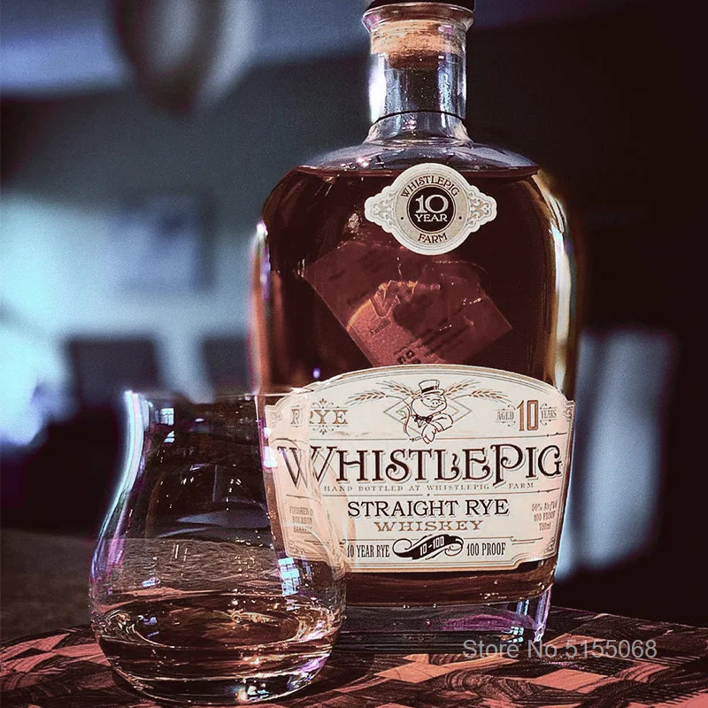 Verre tulipe avec bouteille de whisky