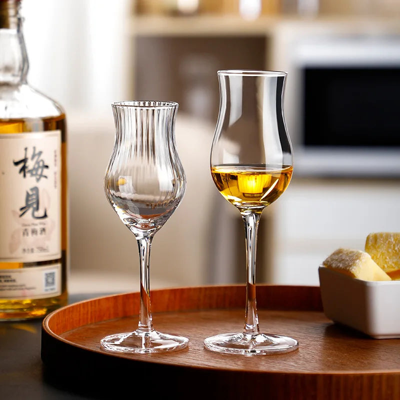Deux verres tulipe dans un plateau de bambou
