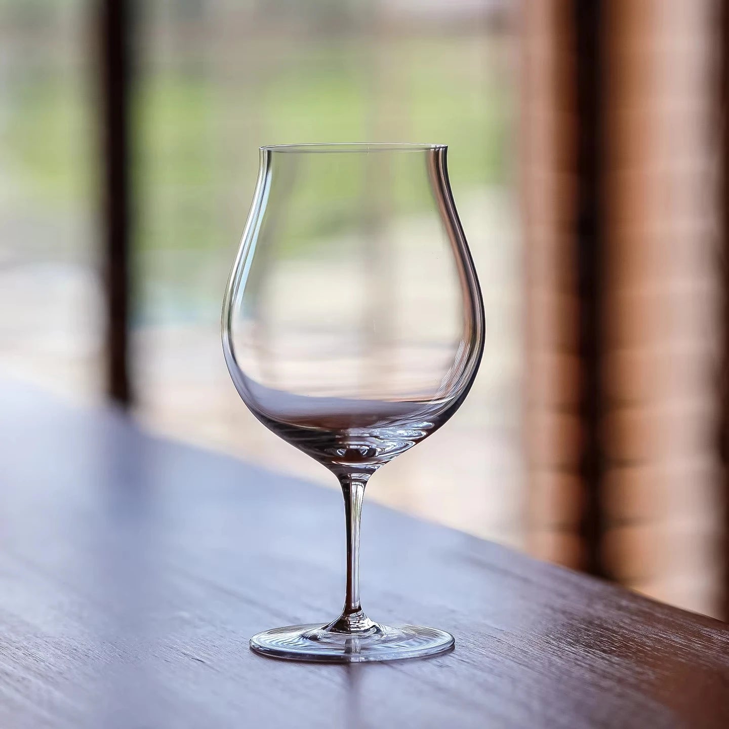 Verre tulipe pour champagne vide sur une table