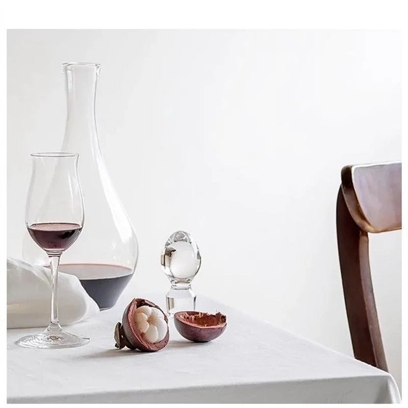 Verre tulipe sur table blanche