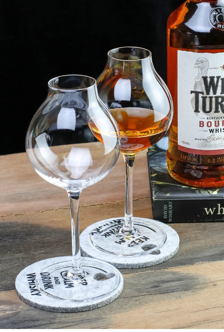 Deux verres tulipe sur une table en bois